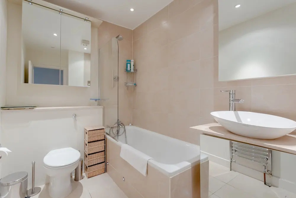 2 Bedroom Apartment Near Kensington Olympia Station