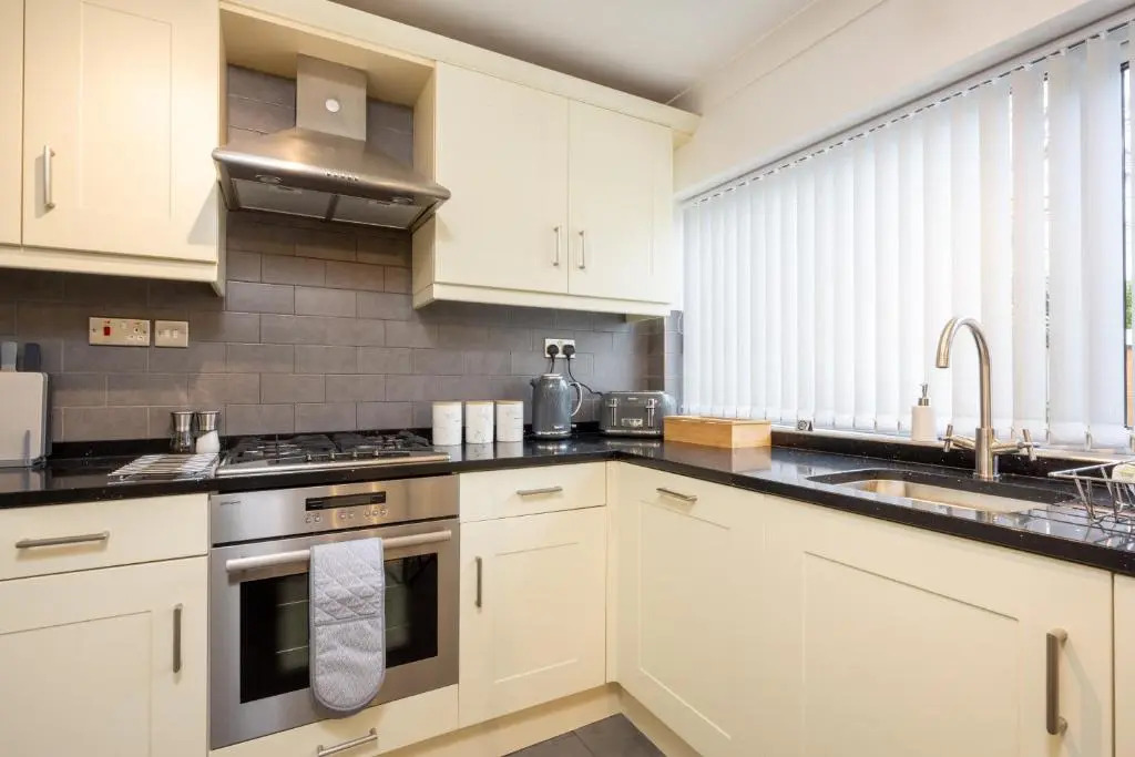 Treetops House -Luxury modern 4-bed, sleeps 10 -Solihull, JLR, NEC, Resorts World, Birmingham Airport, HS2