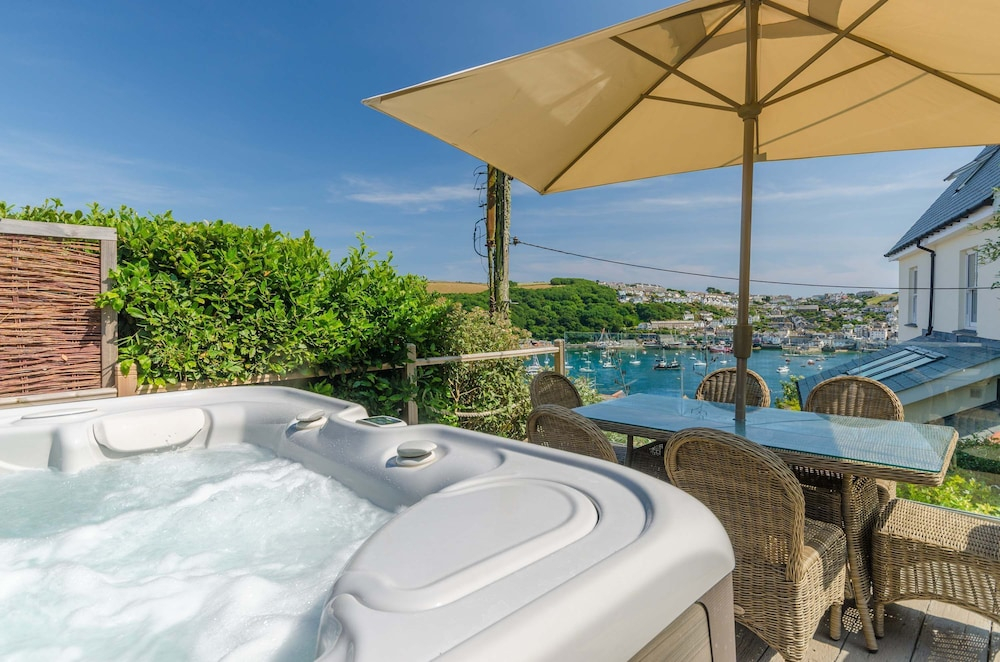 Entire Victorian Schoolhouse With hot tub and Harbour Views