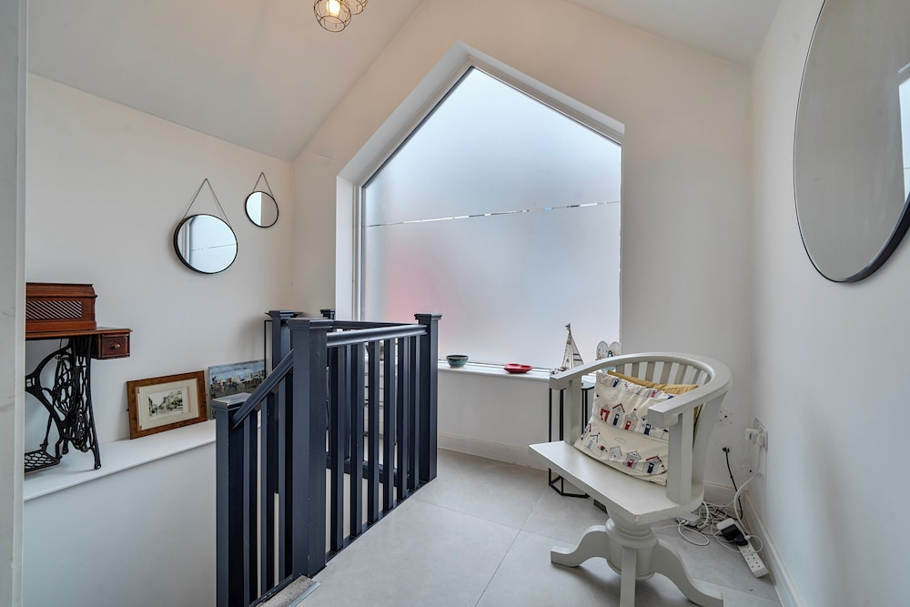Modern Seaside Cottage - Sleeps 5