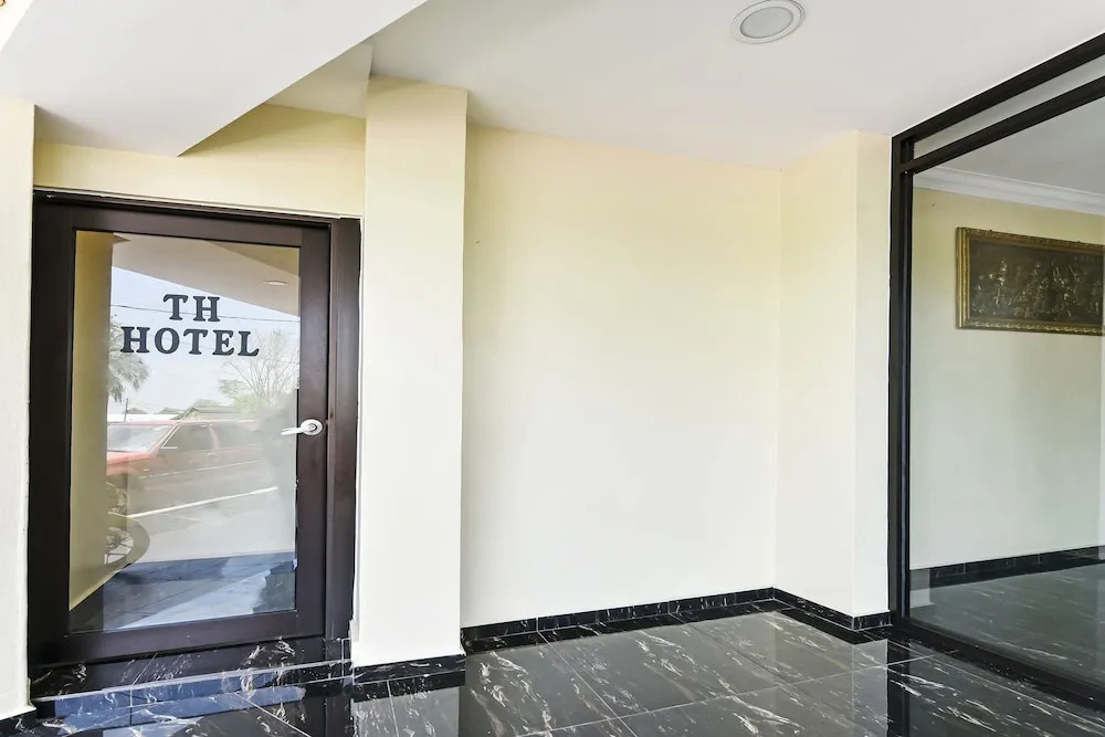 OYO 90445 Th Hotel
