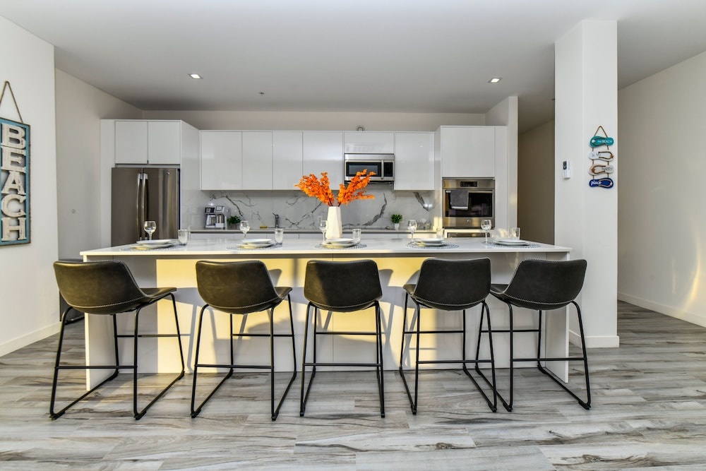 Luxury 2-bedroom Condo Right on the Strip in Palm Beach