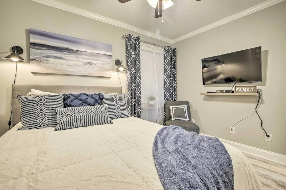 Beachfront Condo w/ Balcony: Walk to Apache Pier