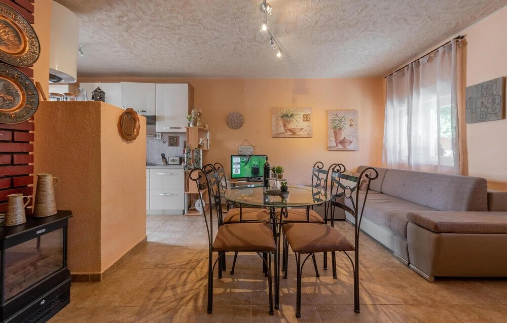 Awesome Home in Vrsi With 2 Bedrooms and Wifi