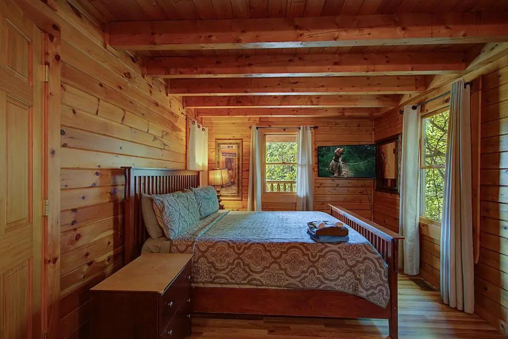 Rustic 4/2 Log Cabin with Lovely Views! Sleeps 8!