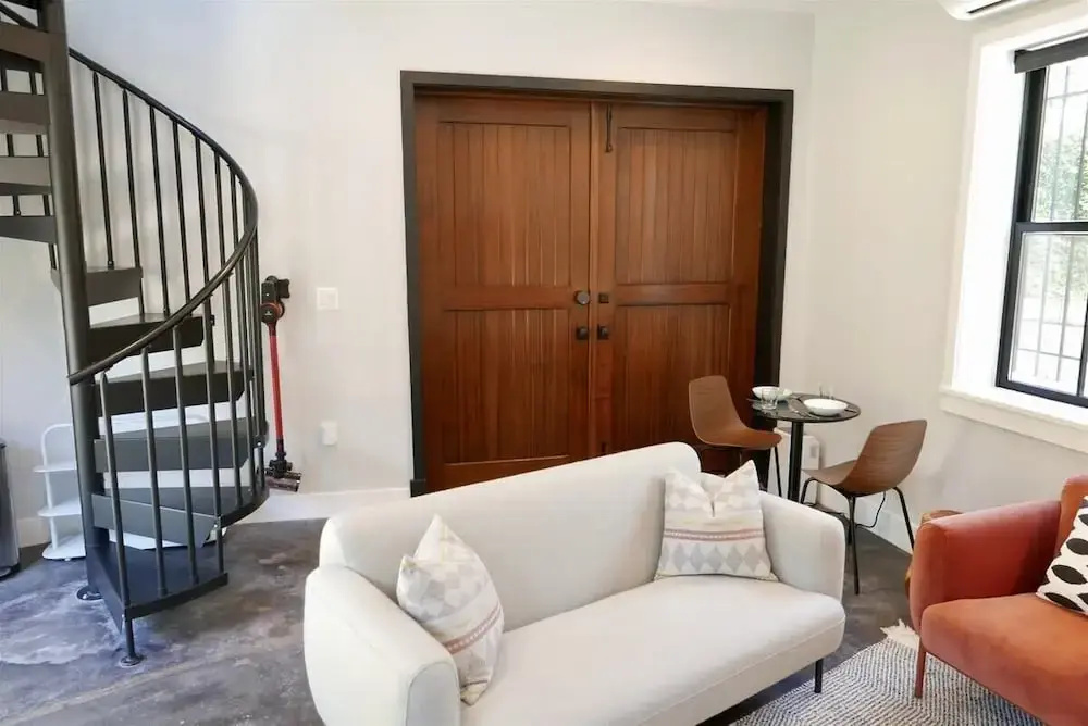 The Chic Carriage House in Shaw! Sleeps 2