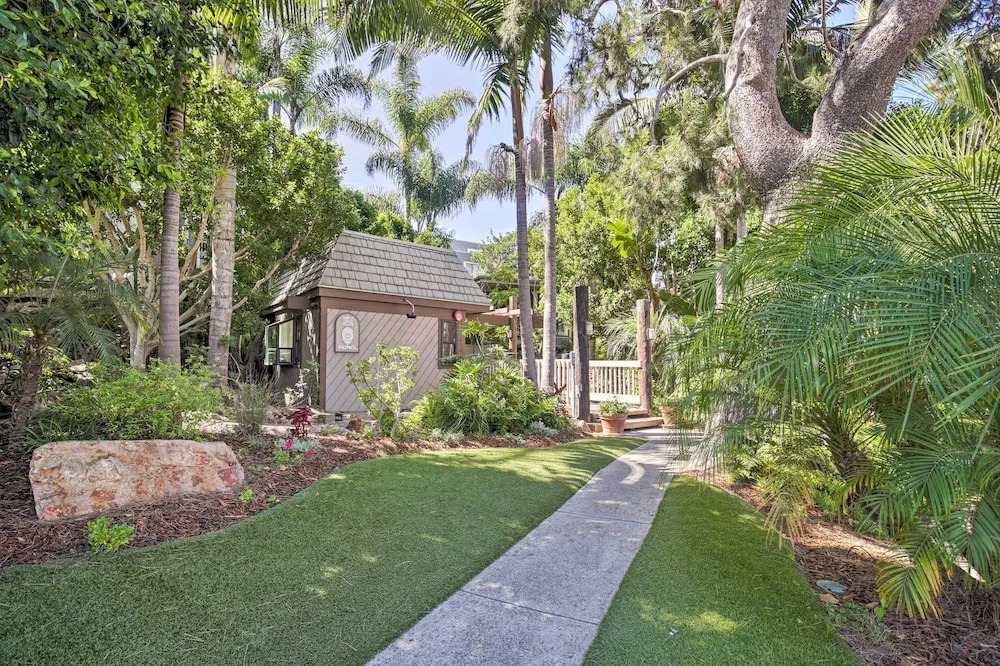 Stunning Oceanside Condo: Walk to the Beach!