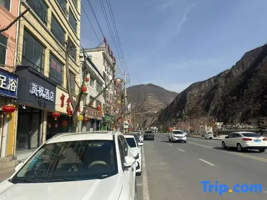 Lanfeng Hotel (Longnan Tanchang Guan'egou Bridge)