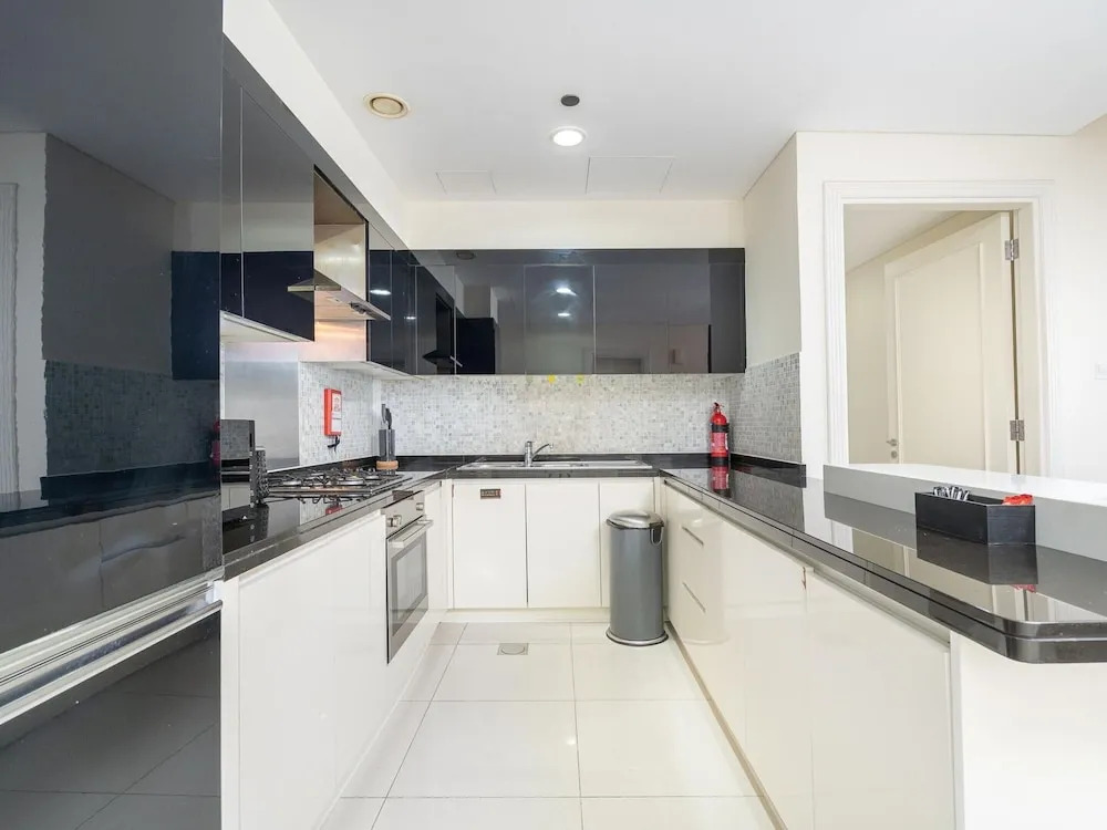 Dlx 21st Flr 3BR Pool/gym Near Mall by Belvilla