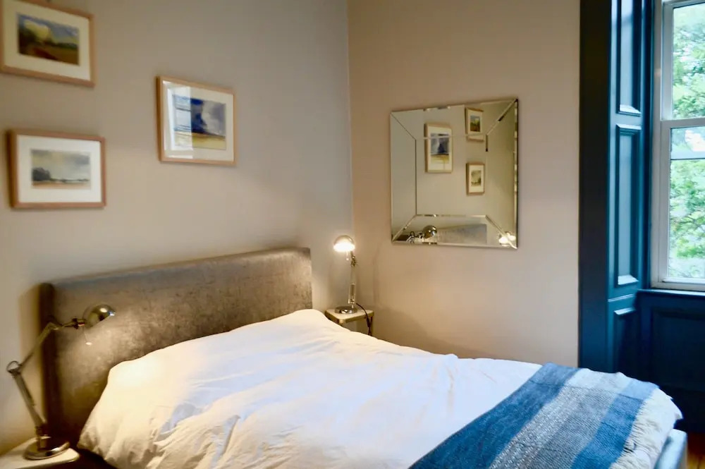 2 Bedroom Flat Near the Dean Village