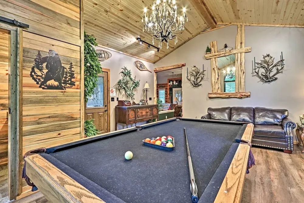 4 Mi to Gatlinburg Strip: Serene Cabin w/ Hot Tub!