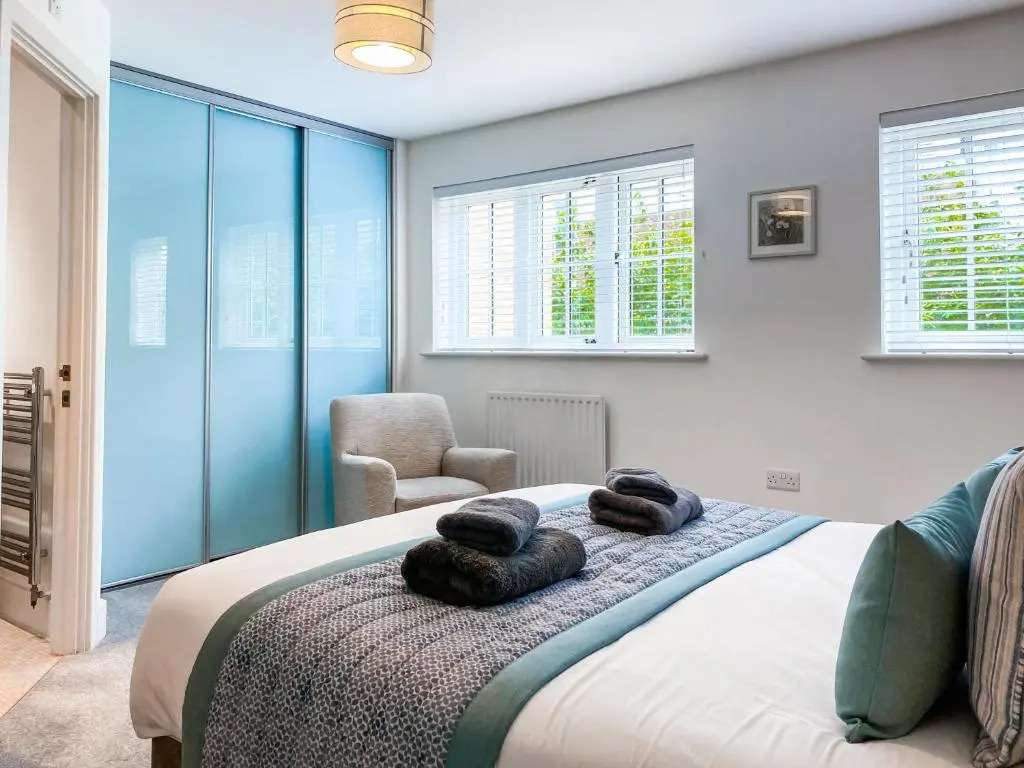 The Chaucer - Modern 3 Bed Home with parking close to city centre