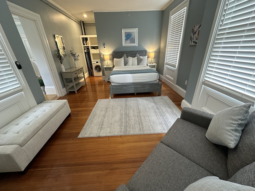 Spacious Suite 1 Bed/ 1 Bath/ Pullouts Sofas - Unit 5 1 Bedroom Apts