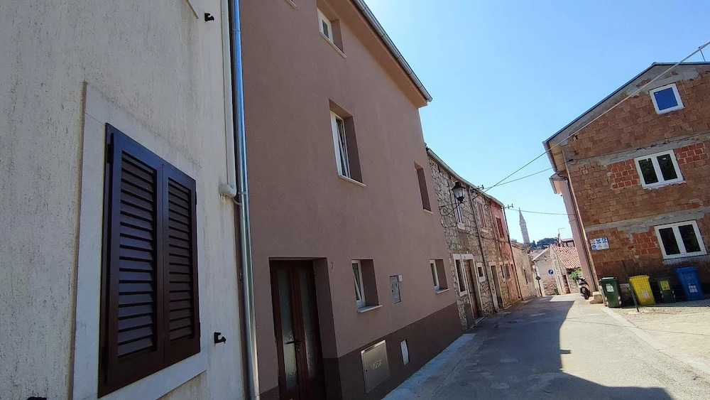 Apartment and Room Bitinada