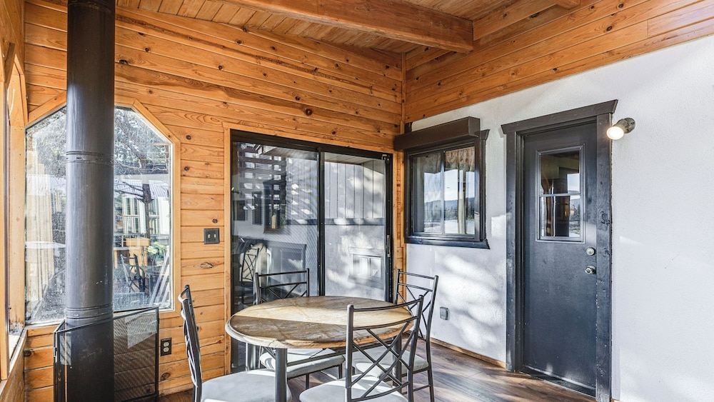 Viewtopia by Avantstay Lakefront Views + Hot Tub
