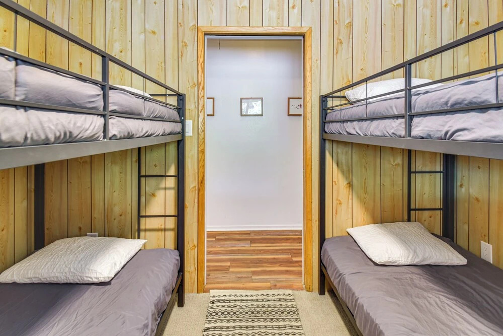 Cozy Retreat w/ Deck ~ 2 Mi to Pinecrest Lake!