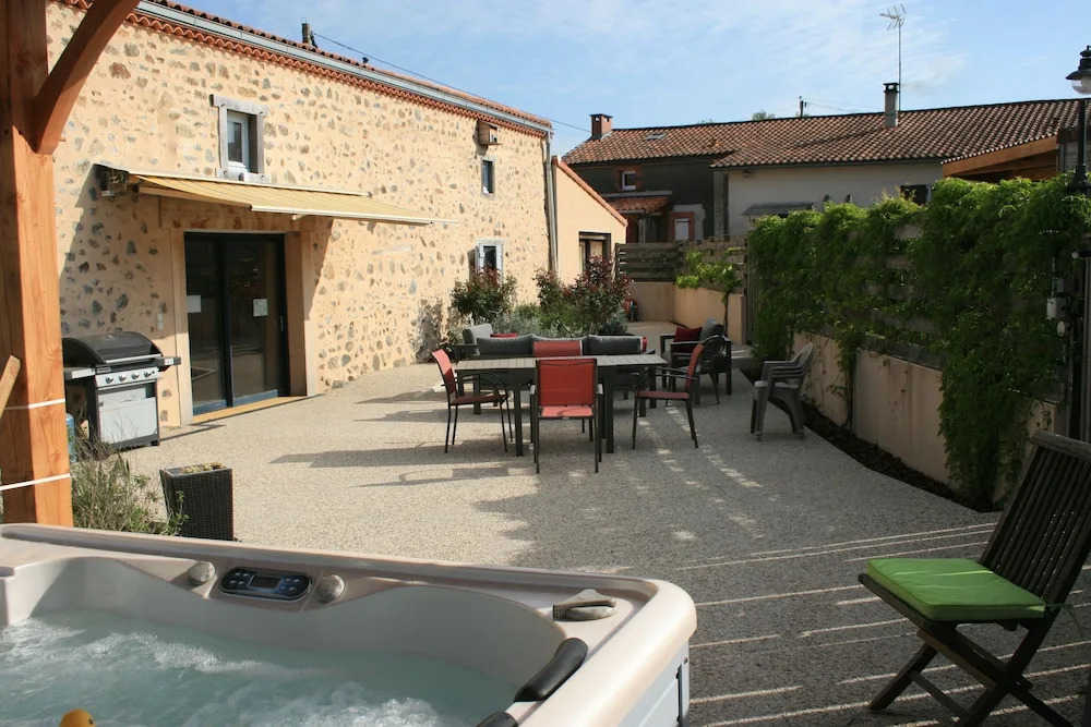 LES GALAINES