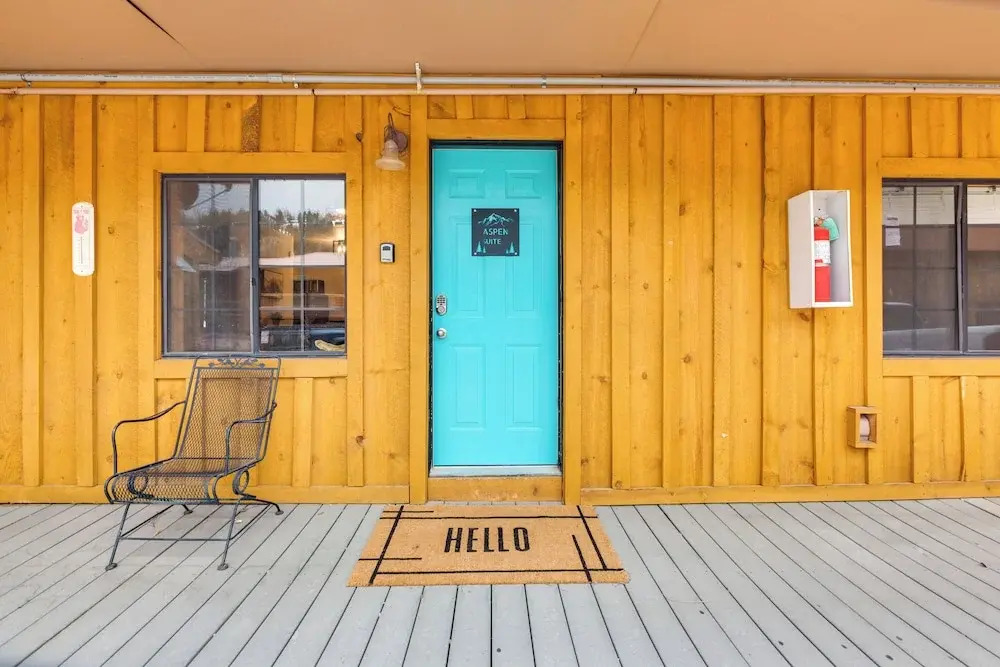 Steps to Main Street! Cozy Red River Getaway