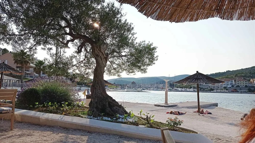 Coastal Apartment - Sleeps 6, Balcony & Parking