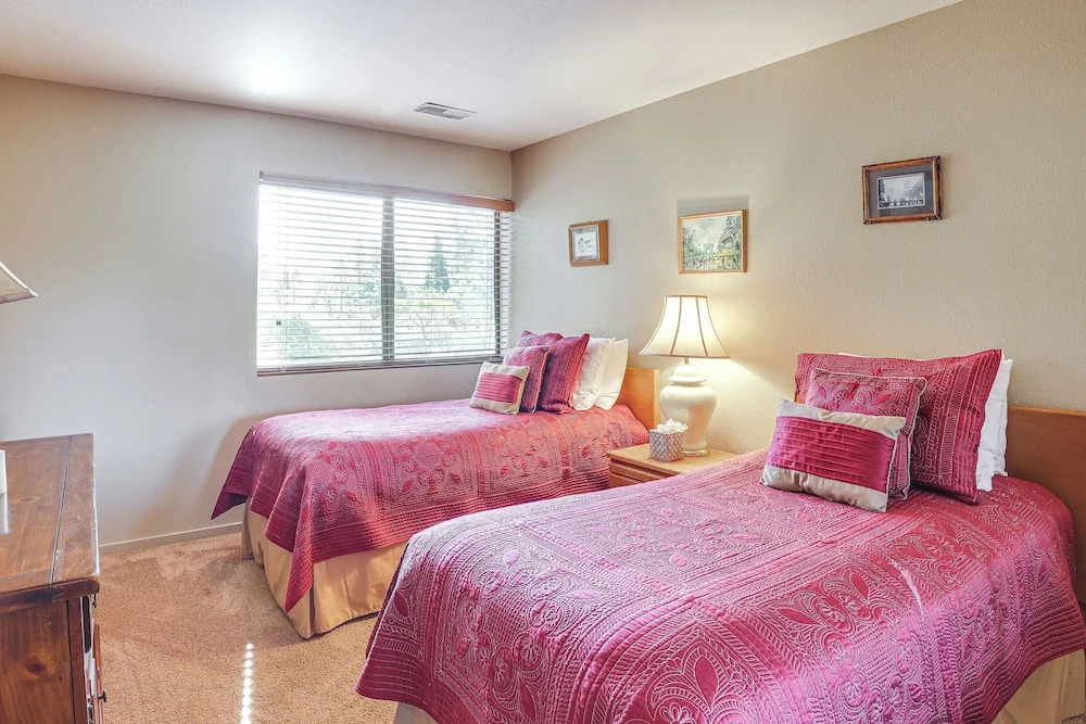 1 Mi to Lake Tahoe: Home w/ Hot Tub & Decks