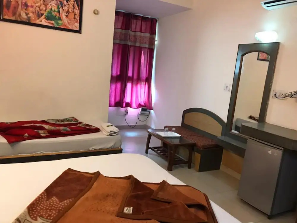 Hotel Roadway Inn Delhi by Goroomgo