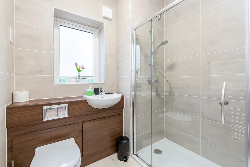 2BR Apt-sleeps 5-accessible-central Dartford