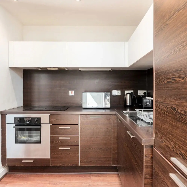 Stunning City Center 2 Bedroom Apartment I Parking
