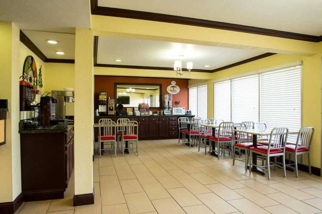 Super 8 By Wyndham Woodward