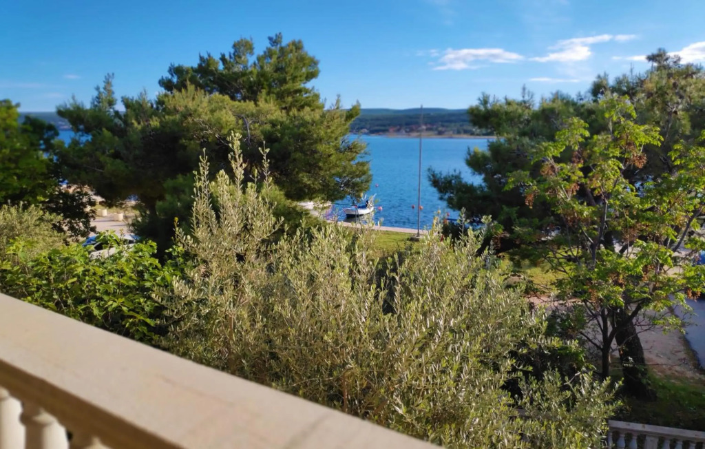 Villa Punta Blava, very quiet, amazing mix of mountain and sea air, ideal for health recovery, beach front, floor heating, internet