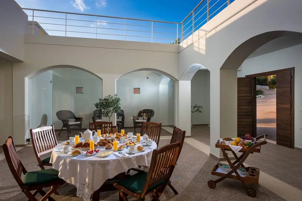 Stylish Landscaped Villa With Private Pool and Childrens Games 700m to Beach 1km to Restaurant