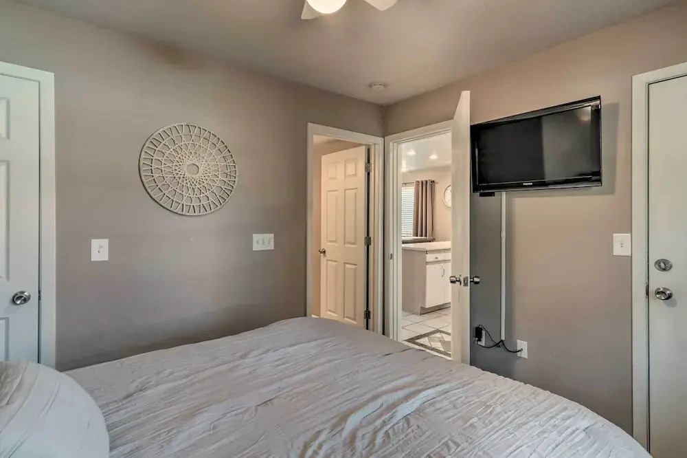 Modern Resort Condo ~ 3 Mi to Branson Landing