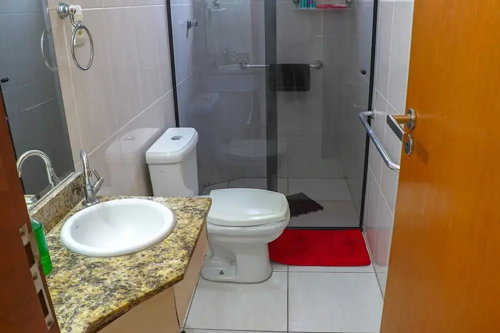 Apto com Wi-fi ar Cond e Garagem 100m da Praia