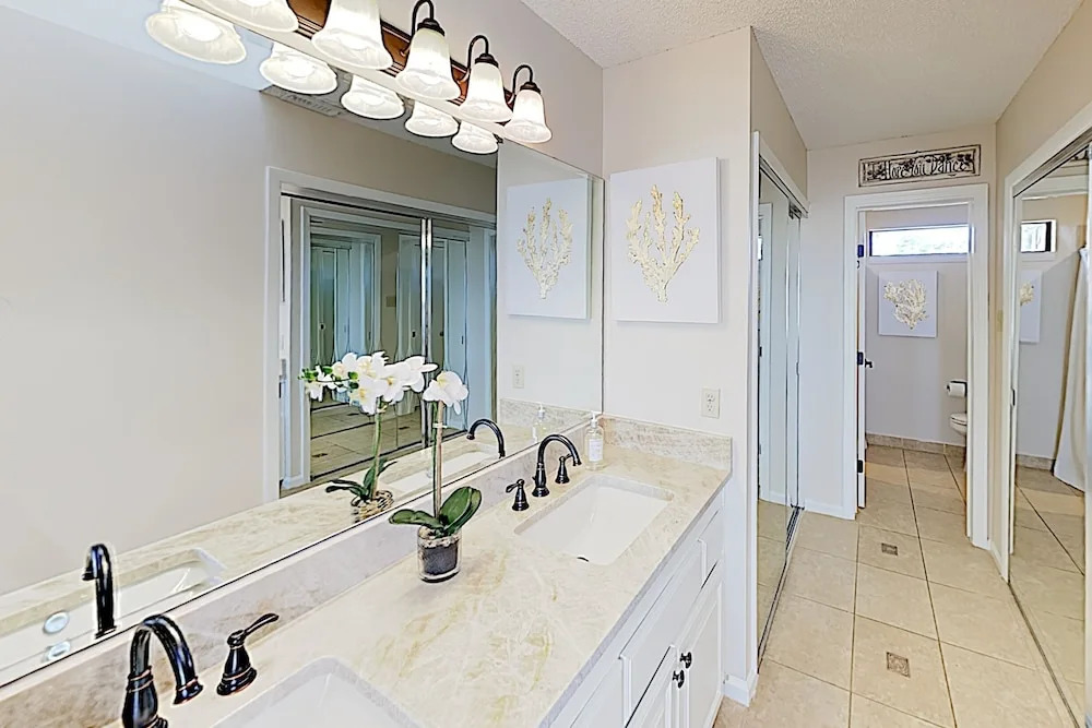 New Listing! Luxe Resort W/ Bay View & Pools 3 Bedroom Condo