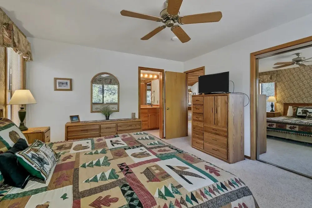 8 Crag Home with Private Indoor Hot Tub, Bike is Provided for Outdoor Activities by RedAwning