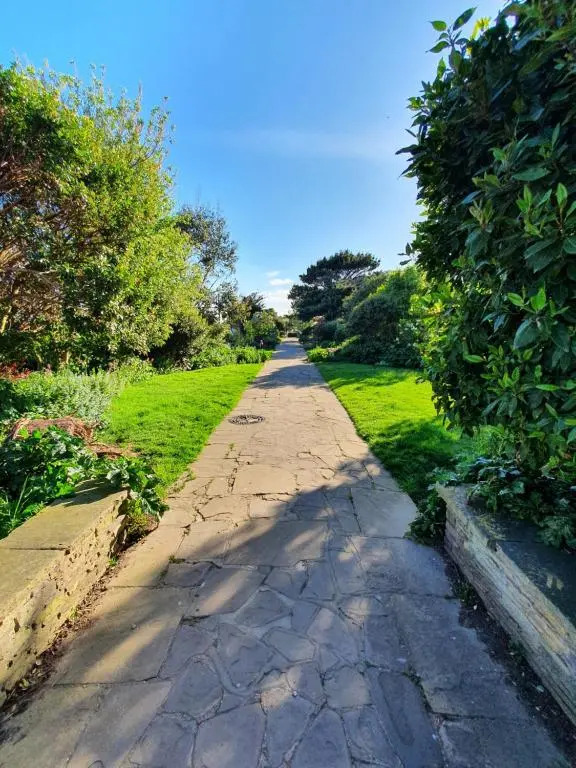Polly's Place - A lovely 3 bed flat, near to beach with free parking