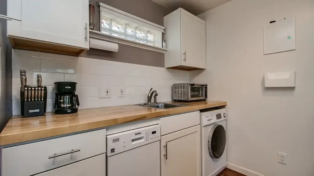 Charming Mid Town Guest House W/private Patio!