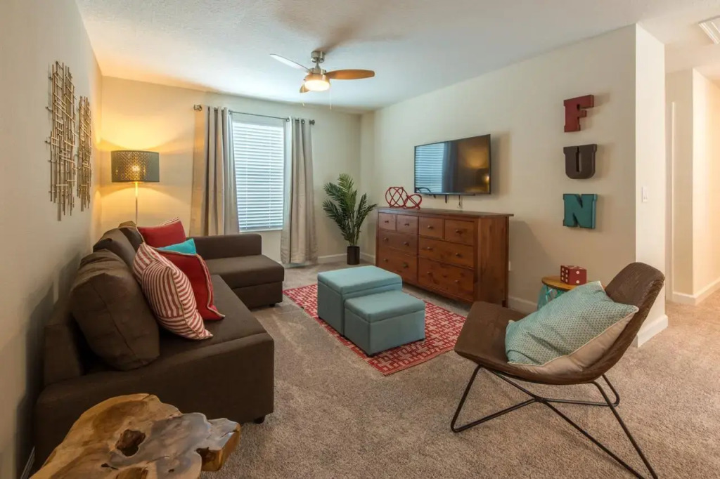 4811- IMPRESSIVE 6 BED VILLA 10 MINUTES to DISNEY, Kissimmee, US