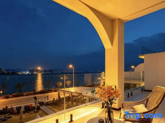 Sunrise Heart Sea·Sea View Designer Beautiful Homestay (Dali Erhai Ideal State Branch)