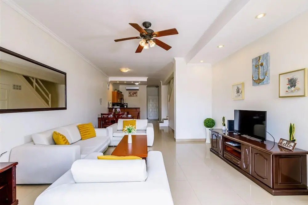 2BR Townhouse 3min Walk 2 Eaglebeach w Pool BBQ