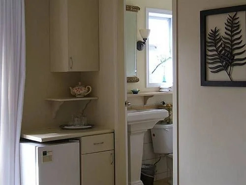 A Downtown Victoria Ocean View Bed and Breakfast