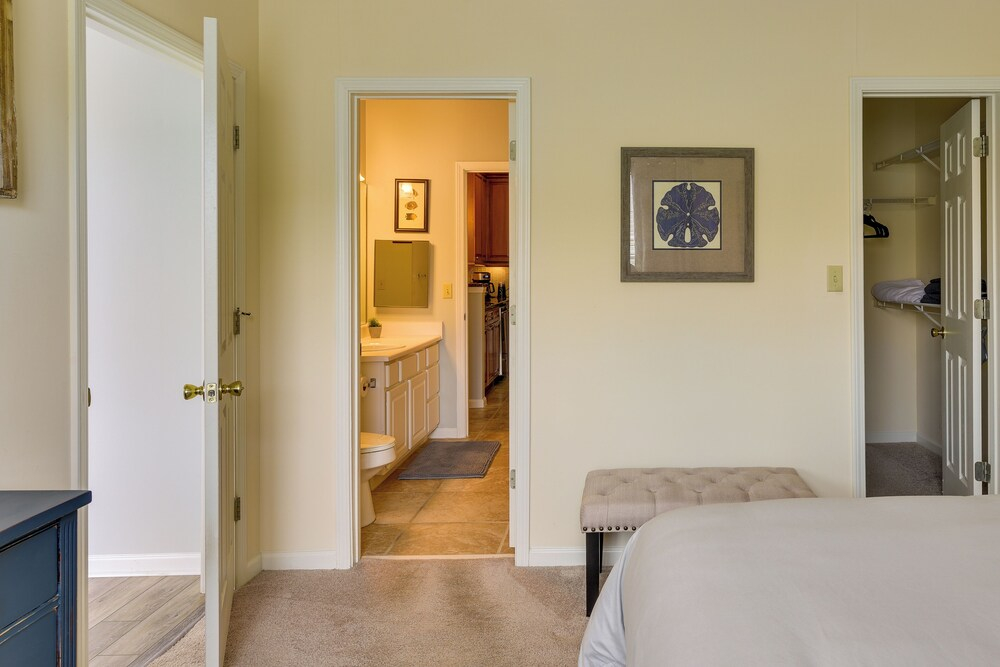 Mount Pleasant Condo w/ Pool & Bikes: Near Beach!