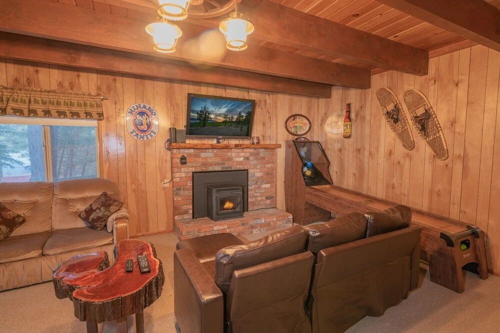 Big Wood Pines - Relaxing Home With A Large Fenced Yard For Your Furry Friends To Enjoy! 3 Bedroom Home