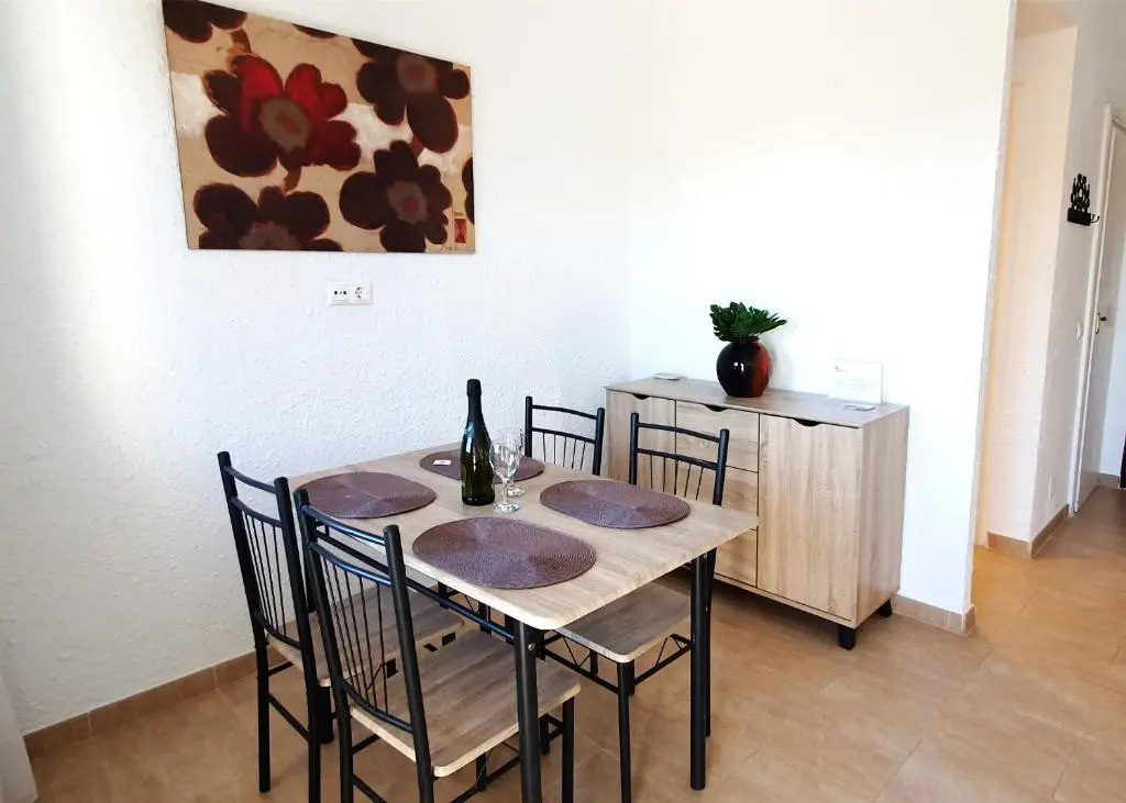 Skol 427 Spacious 1 Bedroom Apartment with Sea Views