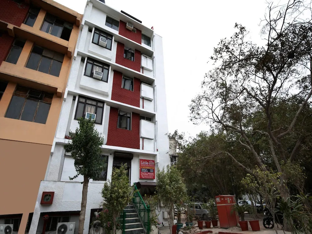 OYO Flagship 15411 pachim vihar metro station