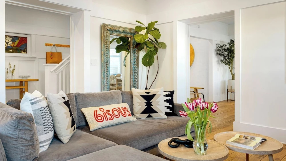 Venice Veranda by Avantstay 3-min Walk to Beach + Rare Walk Street EV Charger + Firepit + Outdoor Dining