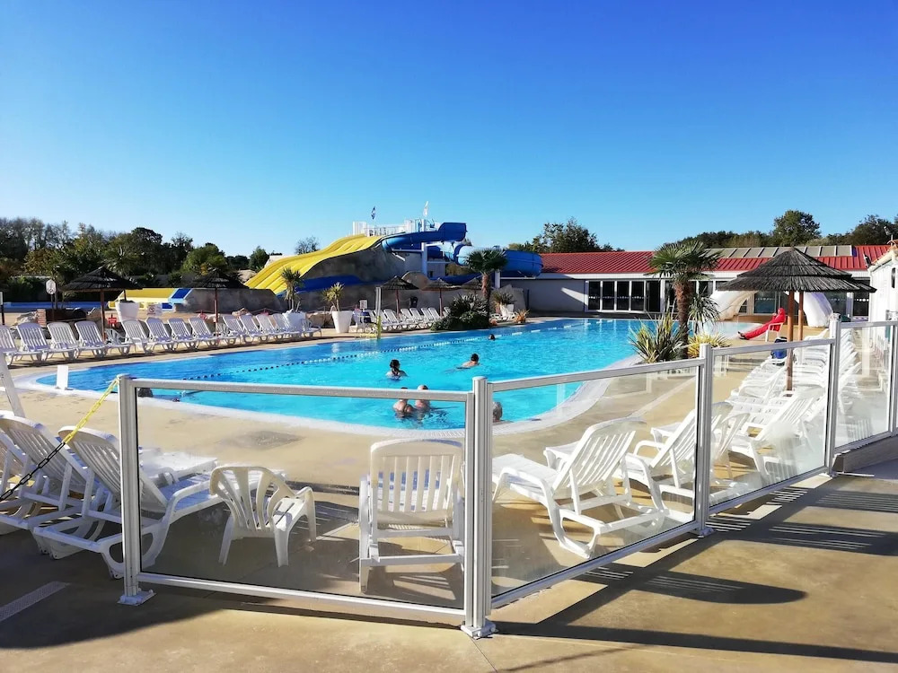 Property With 3 Bedrooms in Les Mathes, With Pool Access, Furnished Ga