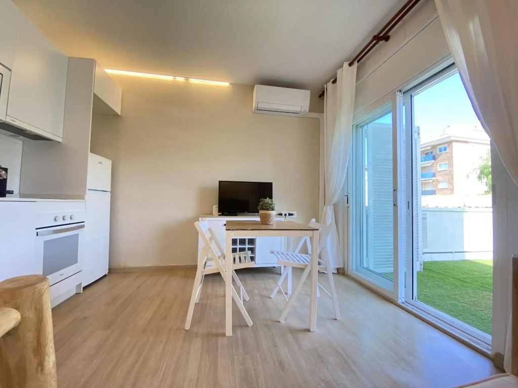 R126 Beachfront Apartment Sant Salvador