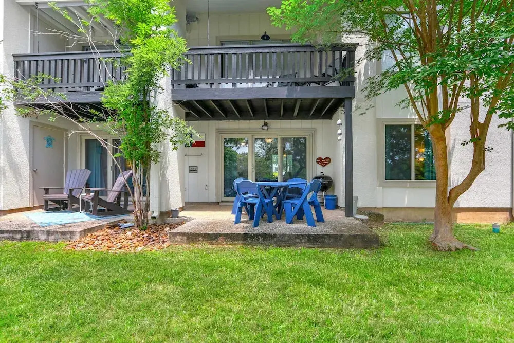 Charming Lakeside Condo - Moments to Lake Fun