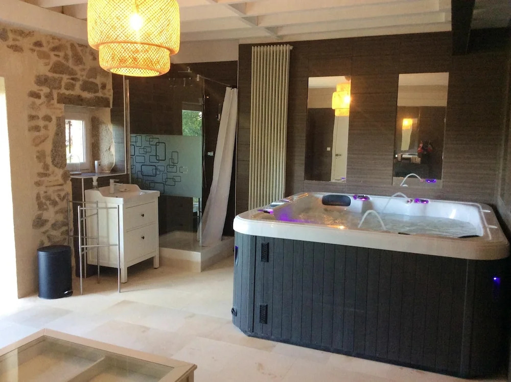 House With one Bedroom in Abjat-sur-bandiat, With Shared Pool, Furnished Garden and Wifi