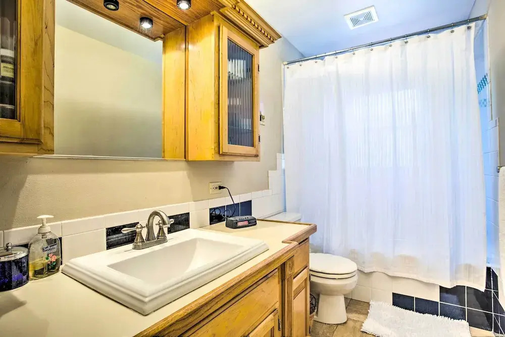 Charming Hampton Bays Home 5 Mi to Coopers Beach